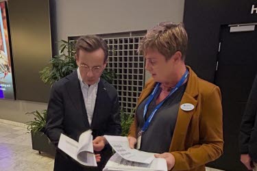 Ulf Kristersson får jämställdhetsrapporten av Kristina Agerviken