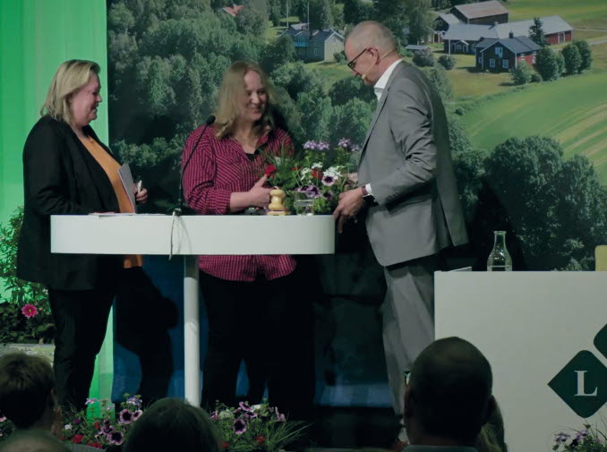 Monica Lundgren, kassör och Ann Kjörsvik, ordförande i LRF Övre Ådalens lokalavdelning mottog priset av Palle Borgström, LRFs förbundsordförande