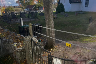 Kyrkogård som satt upp staket som skydd mot viltskador,