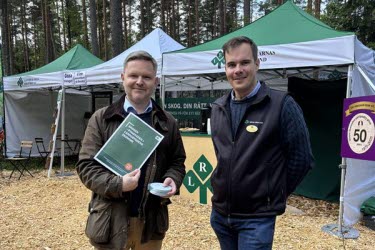 Två personer i en monter