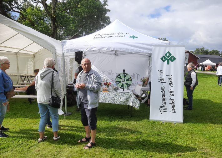 LRFs monter på Matens dag, människor framför mässtält
