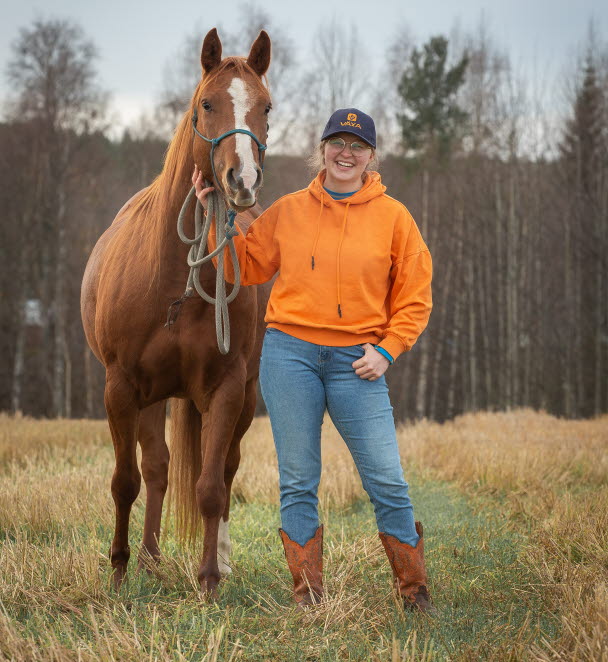 Klara Jolanki, ordförande LRF Ungdomen Norrbotten med häst