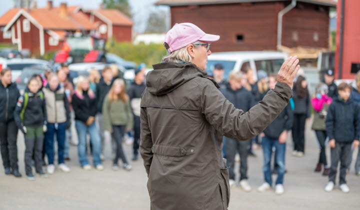 Elever besöker Sveden gård