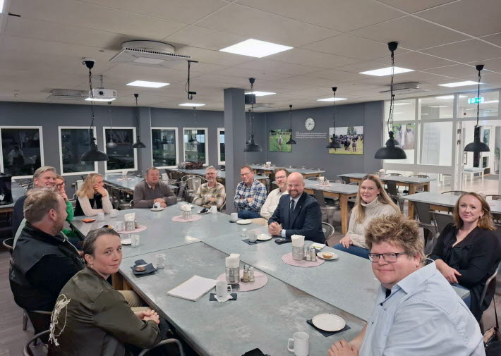 Samtal runt ett bord med landsbygdsminister Peter Kullgren.