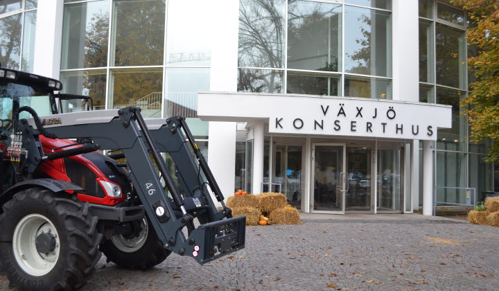 Traktor utanför Växjö konserthus