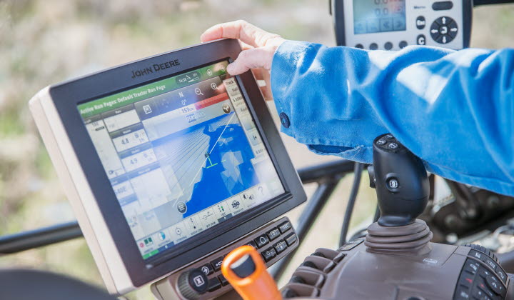 Företagare trycker på panel i traktor
