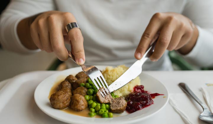 Köttbullar med potatismos och lingonsylt.