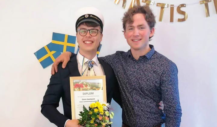 Premieelevsstipendiaten Edvin Sundquist tillsammans med Johan Isaksson, ledamot LRF Ungdomen Norrbotten.
