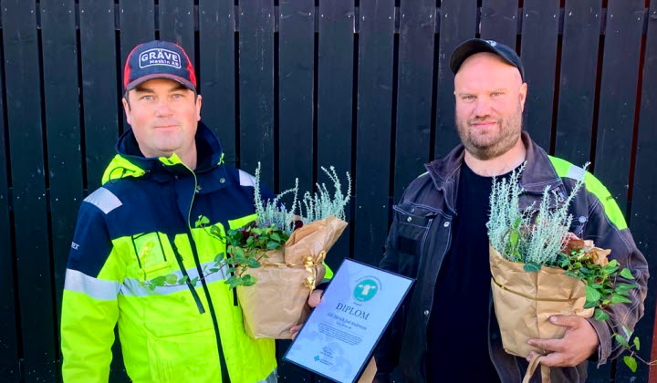Joel Andersson och Nils Eld med blommor och diplom.
