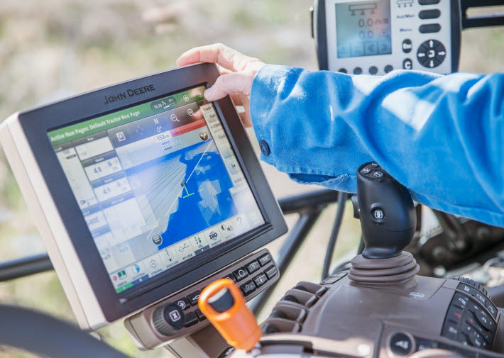 Företagare trycker på panel i traktor