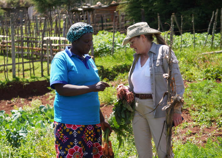 Fr.v. Veronica Bett och Martina Schagerlund pratar under ett gårdsbesök.