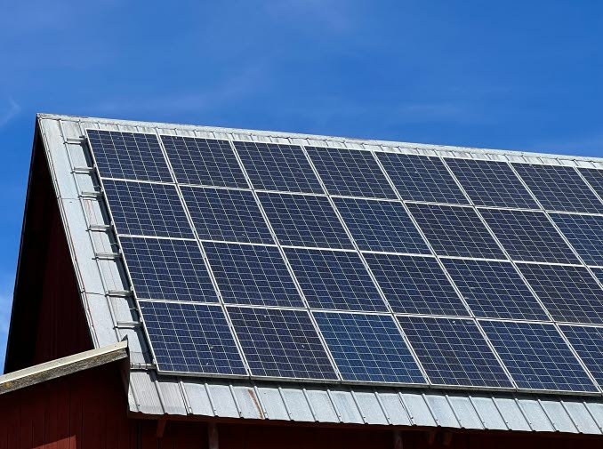 Effektivitet och miljötänkande hänger ihop på gården och man har bland annat installerat solceller på ladugårdstaket.