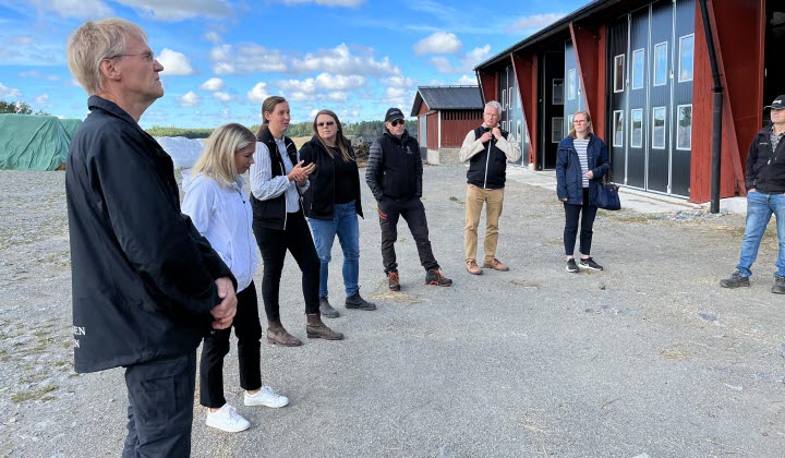 Landshövdingen i Uppsala län Göran Enander, längst till vänster, besöker Sanda gård