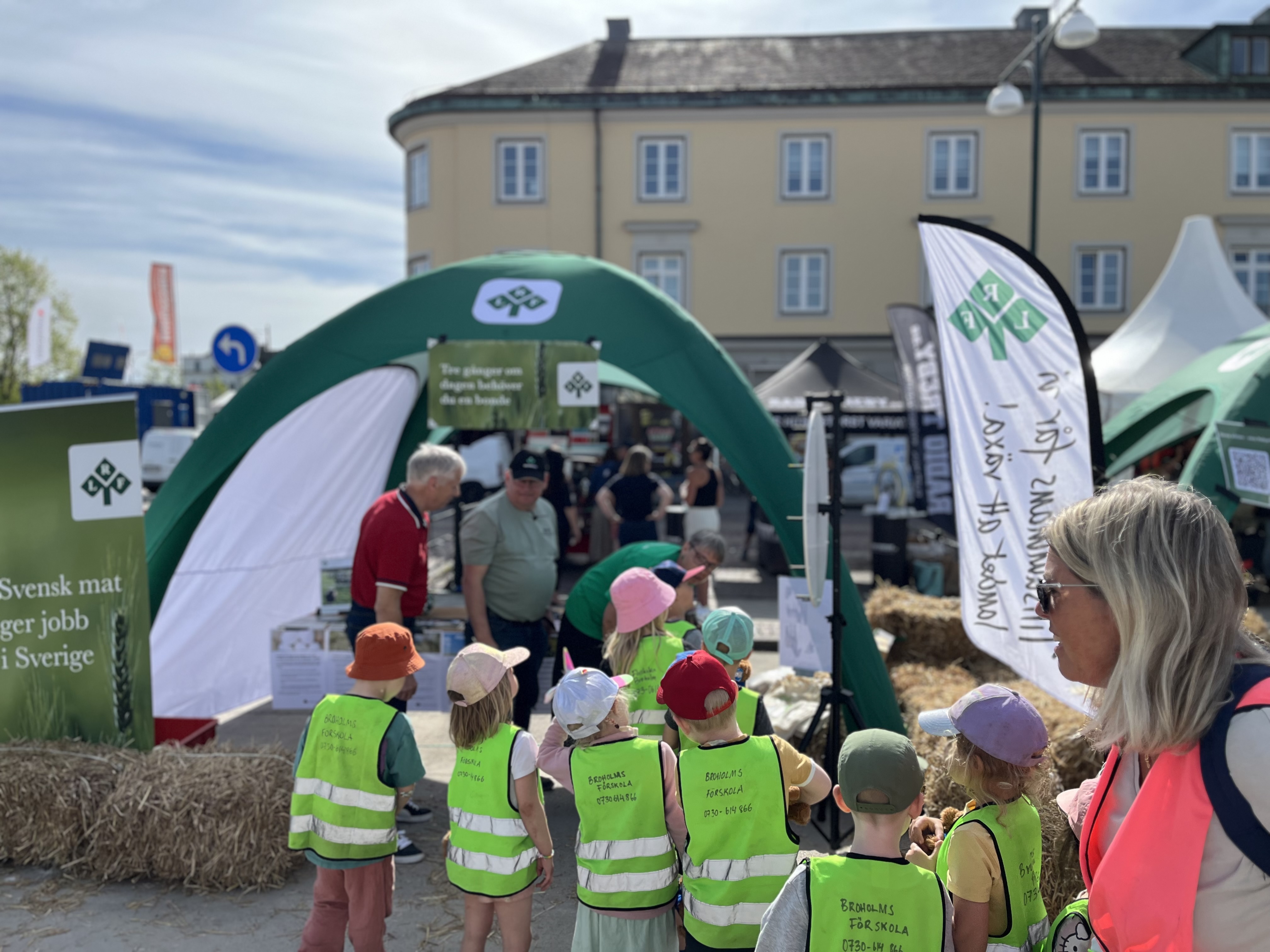Lantbruksmässa, Lidköping, barn framför LRFs utställningstält