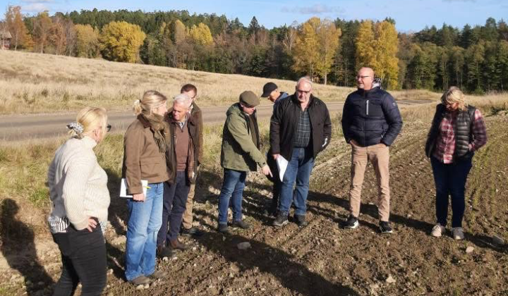 Politiker från miljö- och jordbruksutskottet ute på en åker tillsammans med representanter från LRF.