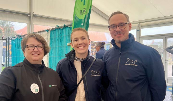 Tre personer i en LRF-monter.