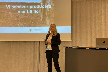 Anna Blomberg, projketledare för LRFs valarbete 2026, föredrar på Östergötlands förtroendemannaträff 3 nov 2025.