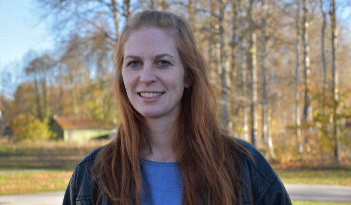 Kajsa Edbom ordförande för LRF Kristinehamn, står framför en skogsdunge.