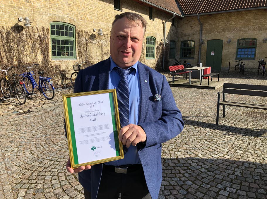 Håkan Lindqvist från Östra Kärrstorp-Öved lokalavdelning poserar med diplomet "Årets lokalavdelning".