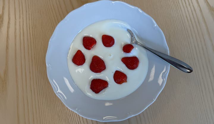 Filmjölk och jordgubbar