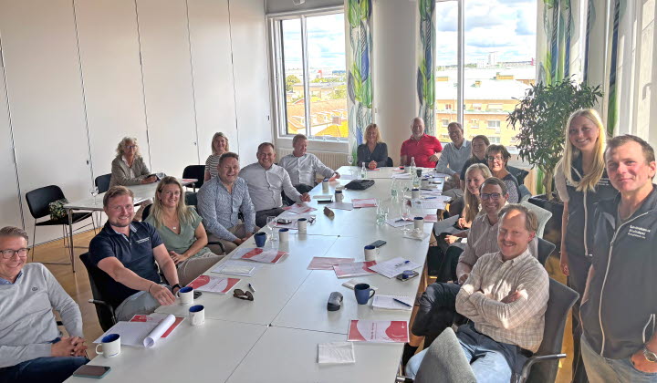 Amanda Segervall, ordförande, och Tomas Almkvist, styrelseledamot, i LRF Ungdomen Östergötland tillsammans med Handelsbankens skogs- och lantbruksspecialister.