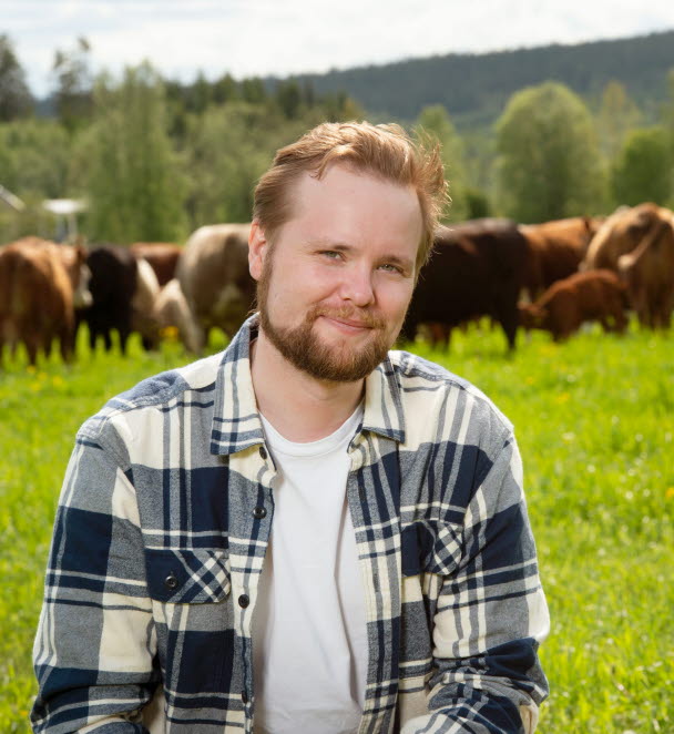 250605 Anton √ñhrlund, ordf√∂rande LRF V√§sternorrland, poserar f√∂r ett portr√§tt under en portr√§ttfotografering den 5 juni 2025 i Kovland. Foto: Nils Jakobsson / BILDBYR√ÖN / kod NJ / NJ0075