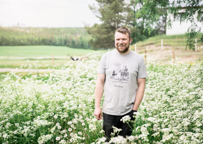 Utöver att ta hand om mjölkverksamheten, odlar han också vall med inspiration från Holland. Målet var att fasa ut konstgödsel helt.