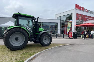 Traktor framför ICA Maxi