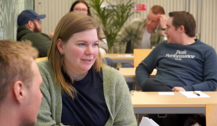 Johanna Björs, ordförande i LRF Ungdomen i Dalarna samtalar om remissförslaget. Foto: Lovisa Svenn