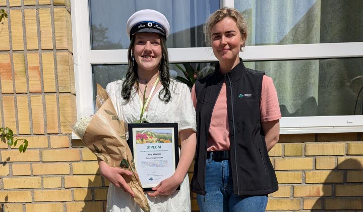Alva Marthin årets premielev tillsammans med Unni Hägglund, ordförande LRF Ungdomen Västerbotten