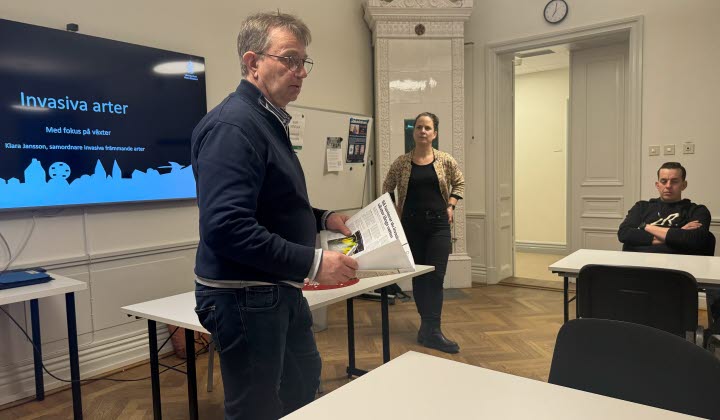 Mikael Hallin, LRF Tidaholm, och Klara Jonsson, Länsstyrelsen Västra Götaland diskuterar invasiva arter. Foto Per Carlsson