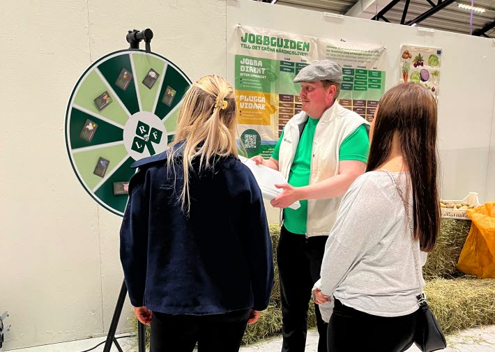 Förtroendevald Simon Holmlund samtalar med 9:or