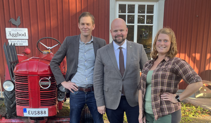 Från vänster Erik Sandberg som är LRFs ordförande i Örebro län, landsbygdsminister Peter Kullgren och Lisa Schneider Berga gård.