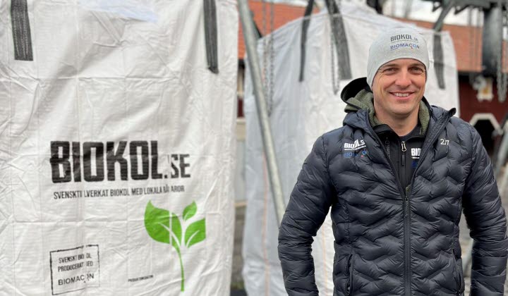 Edvard Hamilton, Hjelmsäters Egendom, en av de första att inom Klimatklivet få investeringsstöd för biokolsproduktion. Foto: Clara Hyltbäck