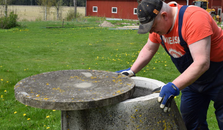 Lantbrukare Ingemar Lundqvist kontrollerar vattennivån i sin brunn