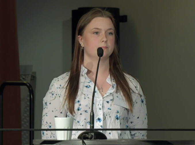 Annie Gradin, ordförande LRF Ungdomen Västernorrland i talarstolen.