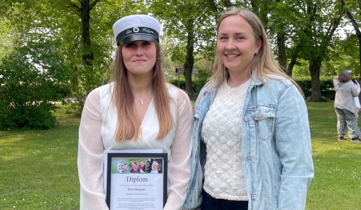 Elin Hellgren, premieelevstipendiat, och Julia Österlund, LRF Ungdomens ordförande på Gotland.