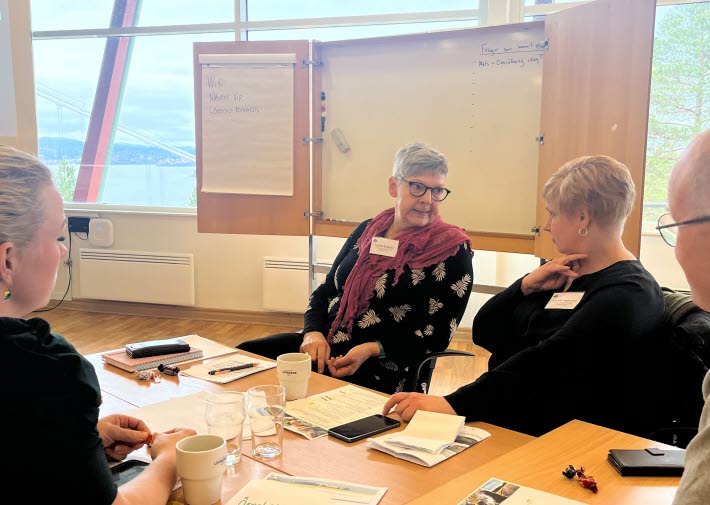 Gunilla Kjellsson och Amanda Andersson diskuterar näringspolitiska åtgärder som behövs i deras kommun