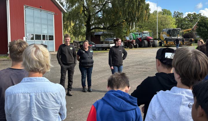 Skolkontakt LRF Tranemo. En grupp människor ute på en gårdsplan, tre personer pratar inför en grupp.