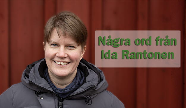 Leende brunhårig kvinna framför faluröd vägg, texten: Några ord från Ida Rantonen