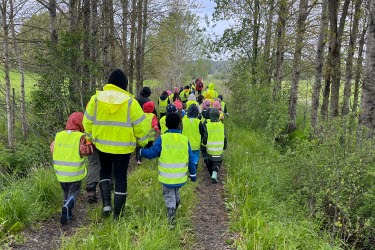 Skolbesök med ett gäng barn i reflexvästar