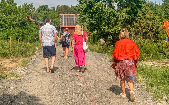 Riksdagsledamöter besöker Kängsta Naturbruk i Nynäshamn