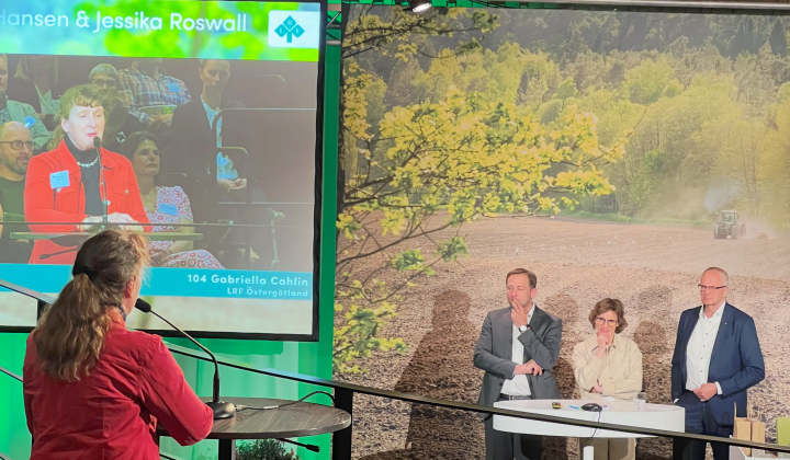 Gabriella Cahliin ställer frågor till EU-kommissionärerna Christoph Hansen och Jessika Roswall på riksförbundsstämman 2025.