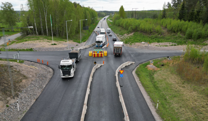 Temporära rondellen i Tälle rv 50 som orsakat bekymmer för lantbrukets transporter. Drönarbild av Martin Ljungberg, Kumla kommunavdelning.