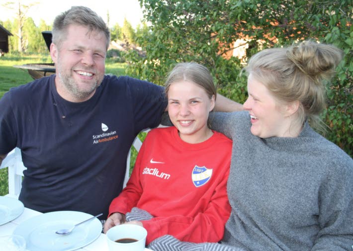 Lars tillsammans med döttrarna Lisa och Elin.