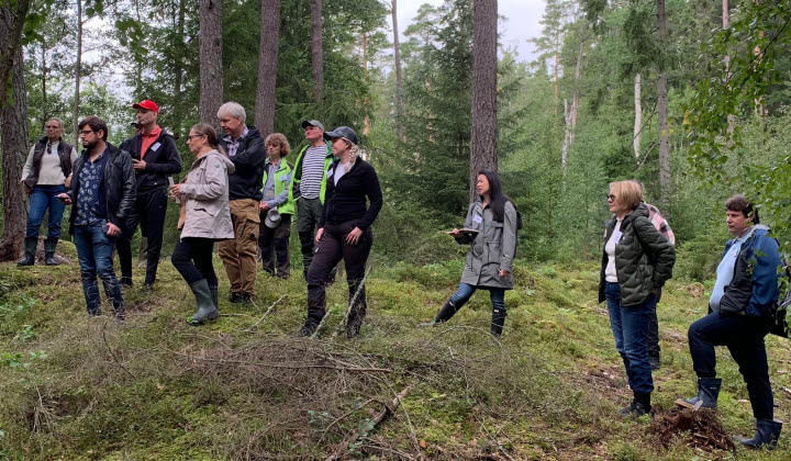Östgötapolitiker från riksdag och region fick chansen att lära sig mer om hur enskilda skogsägare bidrar till landets miljömål när LRF och Södra Skogsägarna arrangerade en skogsdag utanför Linköping.