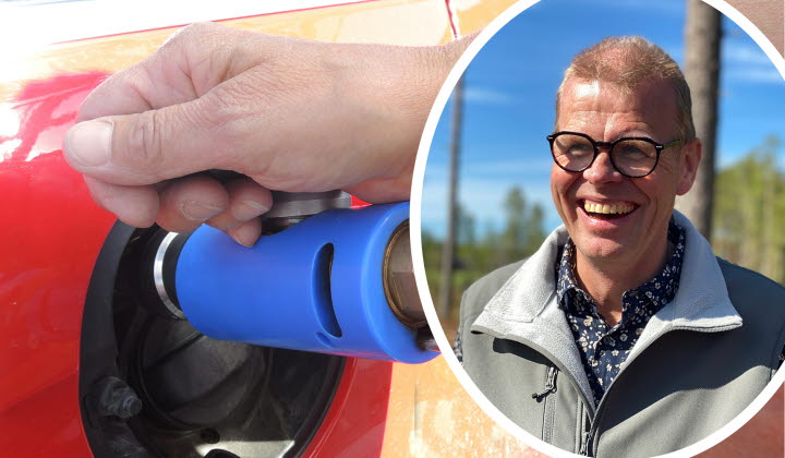Glad man inklippt framför biogasfordon som tankas