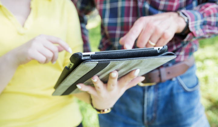Två företagare pekar på ipad 
