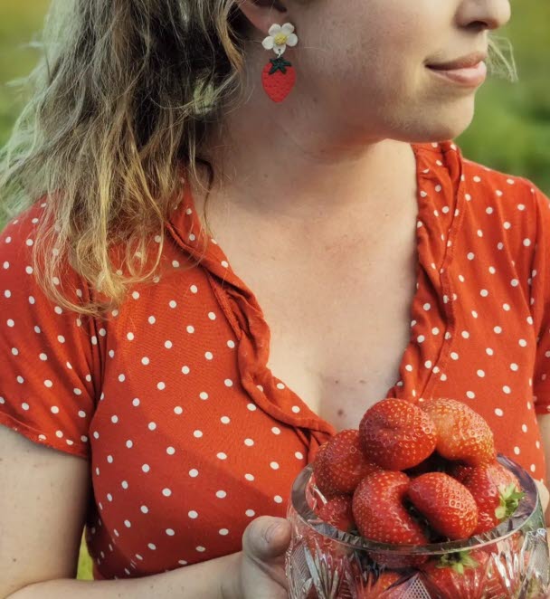 Plocka jordgubbar på Skatauddens Lantgård